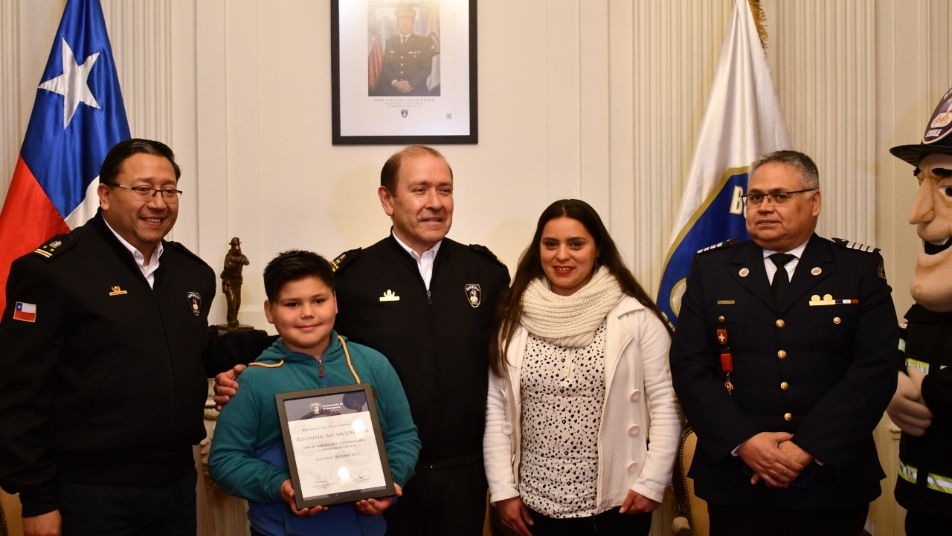 Bomberos de Chile condecora a Benjamín Bruna, el niño de 10 años que donó su dinero a voluntarios de Playa Ancha